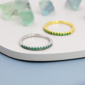 Anel de meia eternidade verde esmeralda em prata esterlina, prata ou ouro, anel fino de zircônia cúbica verde esmeralda, anel minimalista de empilhamento EUA 5 - 8