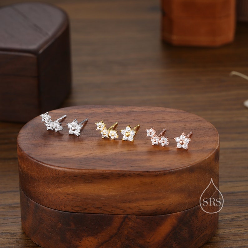 Asymmetrische Vergissmeinnicht Blumenstrauß CZ Ohrstecker in Sterling Silber, Silber, Gold oder Roségold, Mismatched CZ Blumen Ohrstecker Bild 7