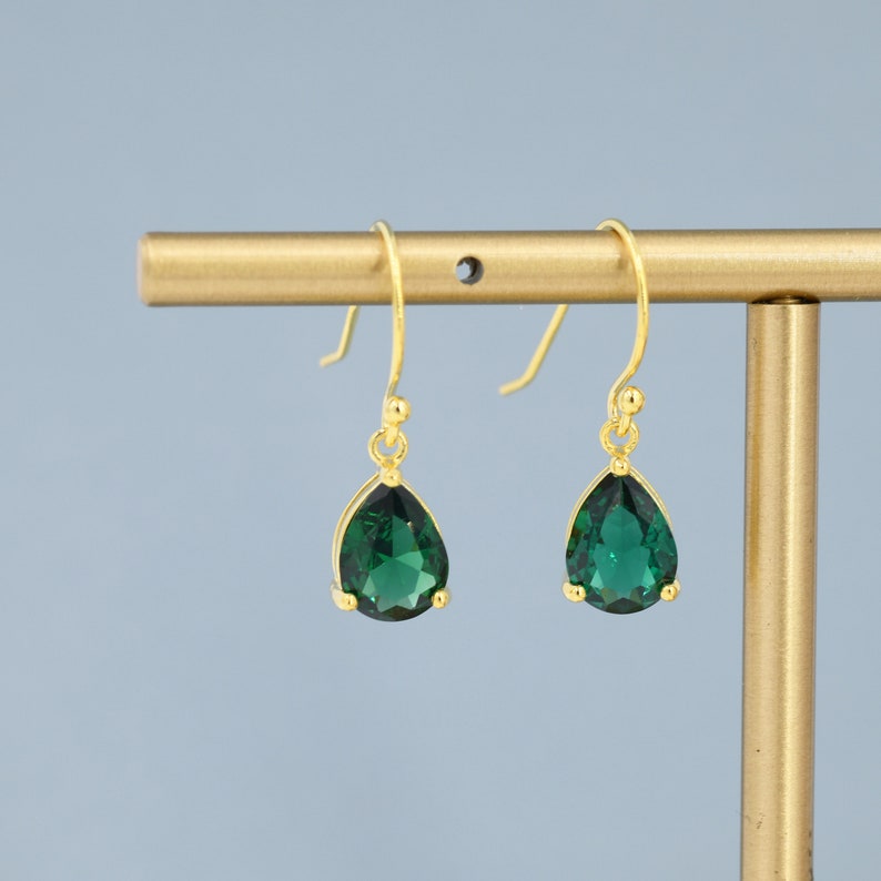 Emerald Green Pear Cut CZ Drop Oorbellen in Sterling Zilver, Zilver of Goud, Minimalistische Droplet Dangle Oorbellen, Drop Oorbellen afbeelding 2