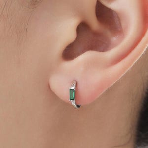 Smaragdgrün Single Baguette Cut CZ Huggie Hoop in Sterling Silber, Silber oder Gold, minimalistische einfache grüne Creolen