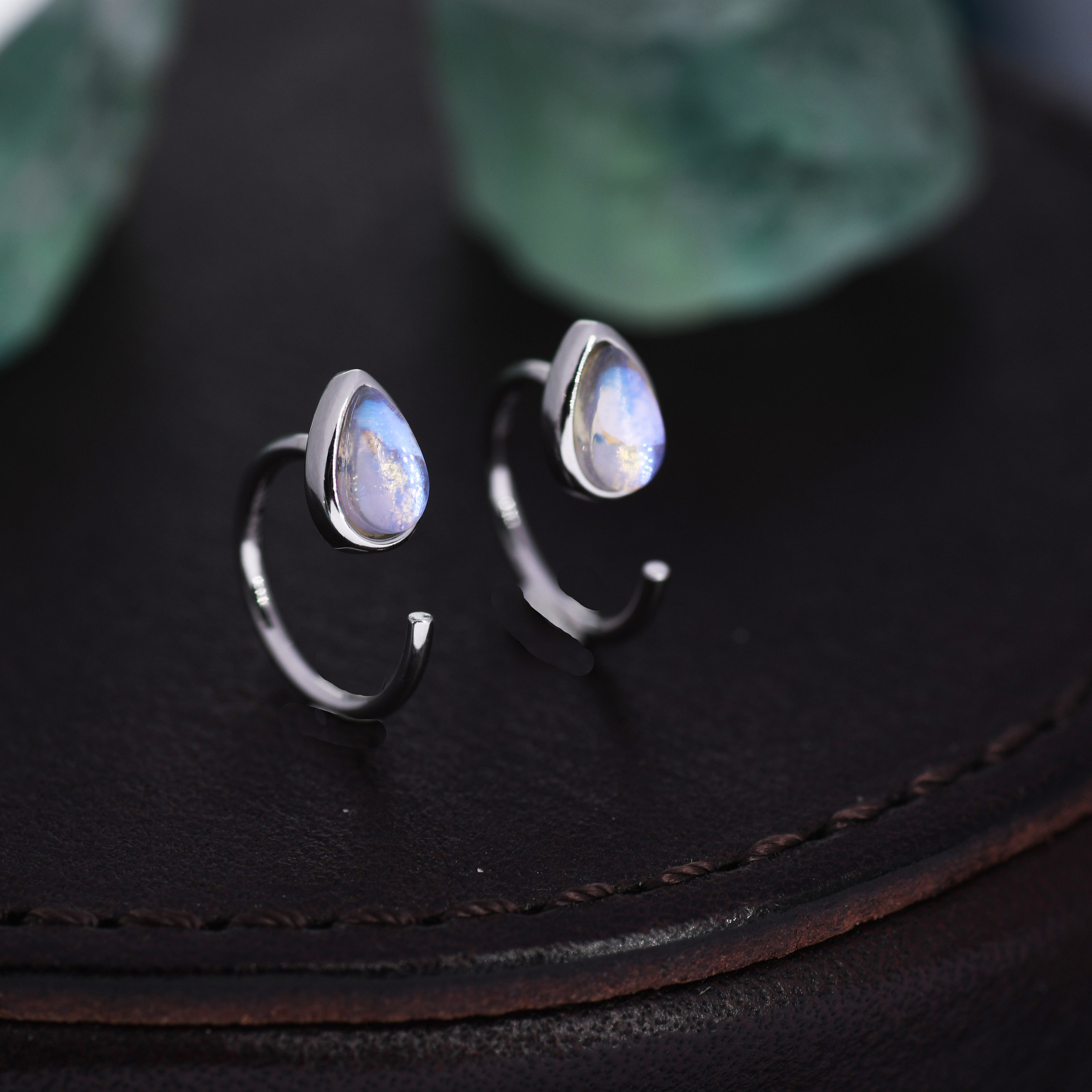Orecchini a cerchio in pietra di luna ragazze, orecchini a cerchio piccoli in argento sterling 925 con pietra di luna arcobaleno per le donne Orecchini creoli gioielli in pietra di luna per