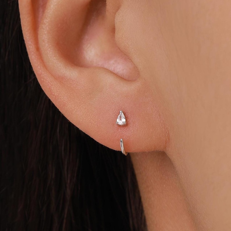 Boucles d'oreilles créoles Huggie en argent sterling avec zircon cubique transparent en forme de goutte, petites créoles ouvertes en zircon cubique taille poire, fermoirs à enfiler, demi-créoles image 1