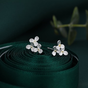 Pendientes de flores de hortensia en plata de ley, pendientes de flores de hortensia en plata, oro u oro rosa. Pendientes tipo botón con ramo de hortensias