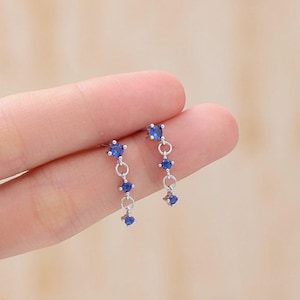Pendientes colgantes de cadena con tres circonitas azul zafiro en plata de ley, plata u oro. Pendientes de cadena con tres circonitas. Pendientes colgantes con circonitas.