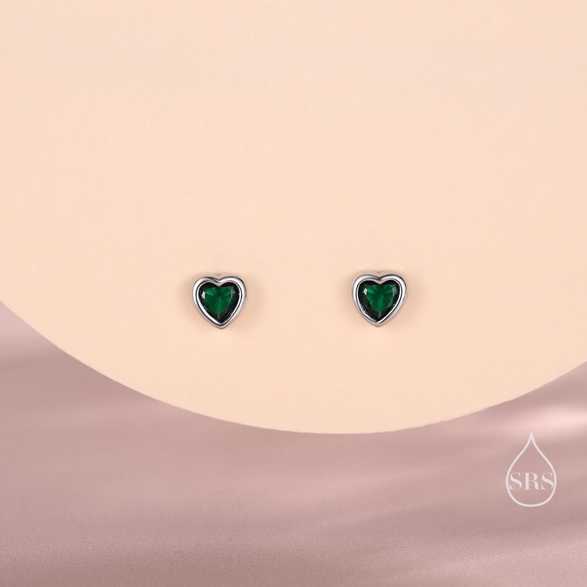Kleine smaragdgroene hartvormige oorknopjes in sterlingzilver, zilver of goud, groene kristallen hartoorbellen, stapeloorbellen