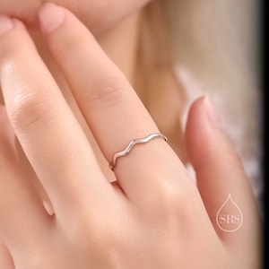 Smal vågring i sterlingsilver, justerbar storlek, delikat minimalistisk ring