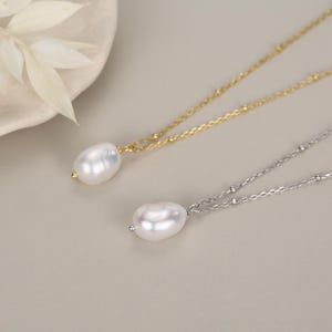 Délicat collier pendentif perle baroque véritable en argent sterling avec une chaîne satellite perlée