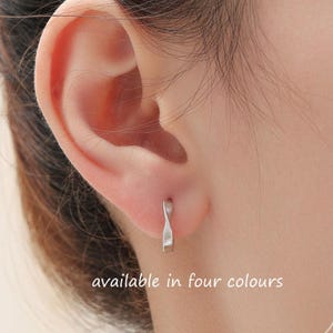 Boucles d'oreilles Huggie Mobius Strip Circle en argent sterling, argent ou noir ou or ou or rose, boucles d'oreilles simples minimalistes
