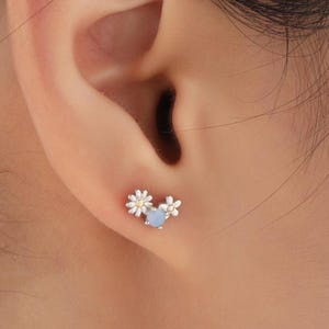 Pequeños pendientes de botón con forma de ramo de flores de nomeolvides en plata de ley con circonitas cúbicas. Pendientes de botón con forma de racimo de flores de circonitas.
