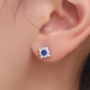 Piccoli orecchini a bottone con alone di zirconi cubici blu zaffiro in argento sterling, argento o oro, di ispirazione vintage, piccoli orecchini a bottone con zirconi cubici, pietra portafortuna di settembre