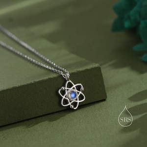 Atomhängehalsband i sterlingsilver med simulerad månsten, silver eller guld eller roséguld, Atomhalsband, vetenskapssmycken, vetenskapsgåva