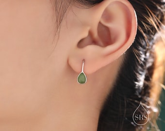 Echte groene jade peer gesneden drop haak oorbellen in sterling zilver, delicate natuurlijke groene jade oorbellen, peer druppel groene jade oorbellen