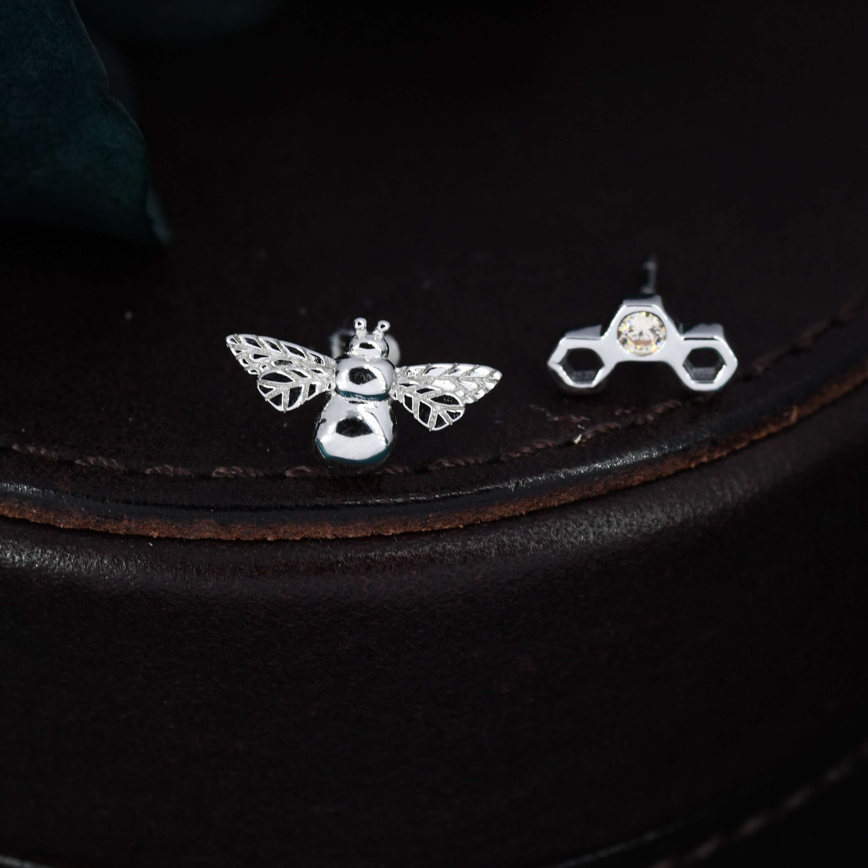 Orecchini a forma di ape e nido d'ape spaiati in argento sterling, orecchini a forma di ape e nido d'ape asimmetrici, orecchini a forma di ape in argento - Italia