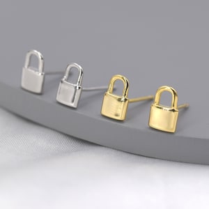 Peut inclure: Trois paires de boucles d'oreilles en forme de cadenas. Une paire est argentée, une paire est dorée et une paire est un mélange d'argent et d'or.