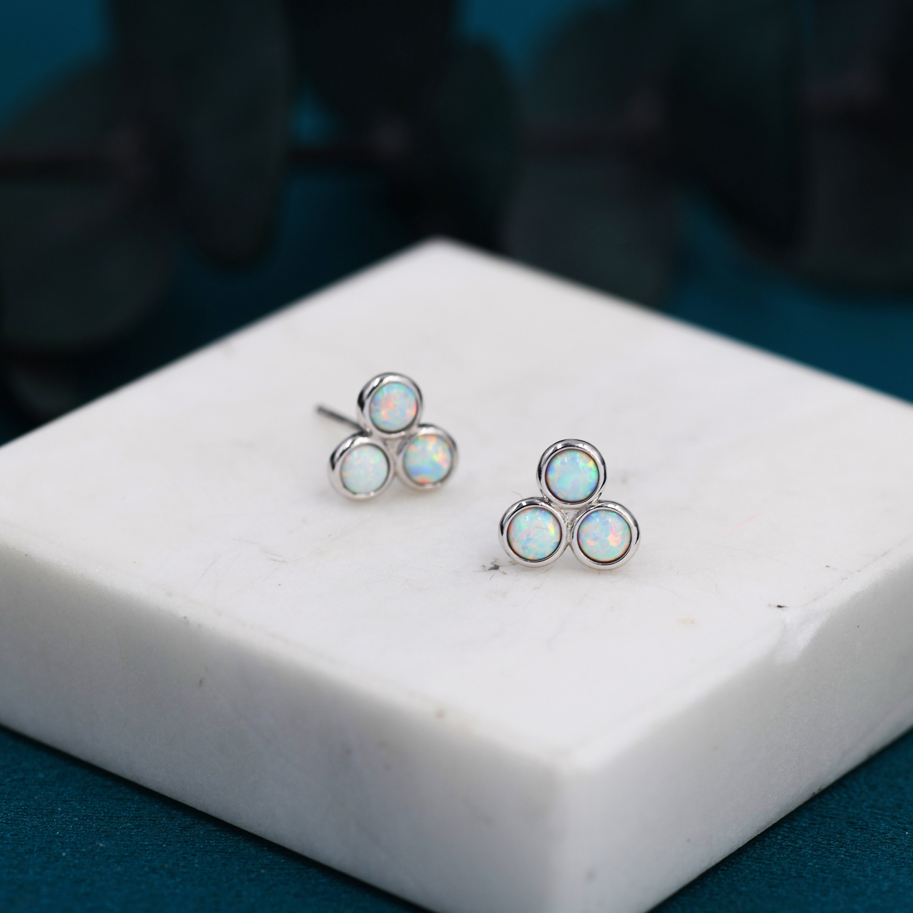 【AMY O】Tiny Trio Flat Back Studs White Opal☆Pair☆(2色)♪ 送料税込【AMY O】Tiny Trio Flat Back Stud White Opal☆国内発