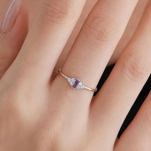 Anillo de plata de ley con circonitas cúbicas lila y morada de inspiración vintage, anillo baguette, plata u oro, delicado anillo de zafiro, tallas 5-8 (EE. UU.) imagen 1