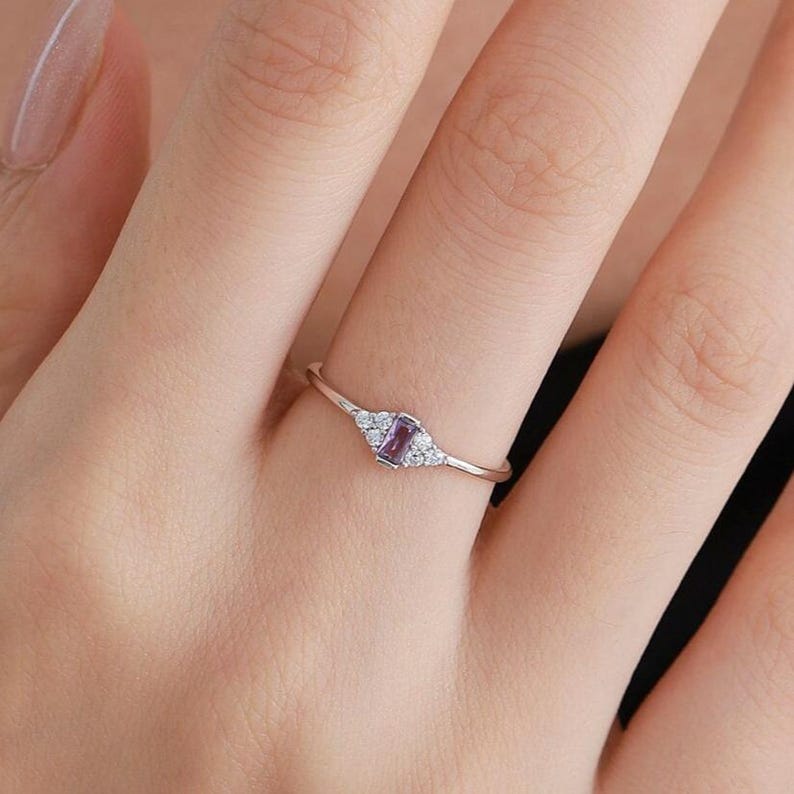 Anillo de plata de ley con circonitas cúbicas lila y morada de inspiración vintage, anillo baguette, plata u oro, delicado anillo de zafiro, tallas 5-8 (EE. UU.) imagen 1