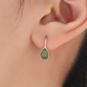 Pendientes colgantes de jade verde auténtico con forma de pera en plata de ley, delicados pendientes de jade verde natural, pendientes de jade verde con forma de gota de pera.