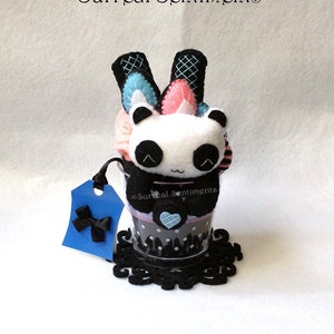 Semifreddo al panda nero pastello surreale Semifreddo al panda alla fragola pastello. Simpatico panda, regalo di panda ripieno, Kawaii Goth Decoration Mini Panda Cup