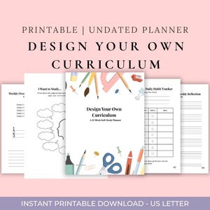 Op de afbeelding: Een afdrukbare, ongedateerde planner getiteld "Design Your Own Curriculum" met verschillende pagina's zichtbaar. De omslag toont de titel en illustraties van schoolbenodigdheden. Extra pagina's bevatten een wekelijks overzicht, studie-opdrachten en een dagelijkse gewoontetracker.