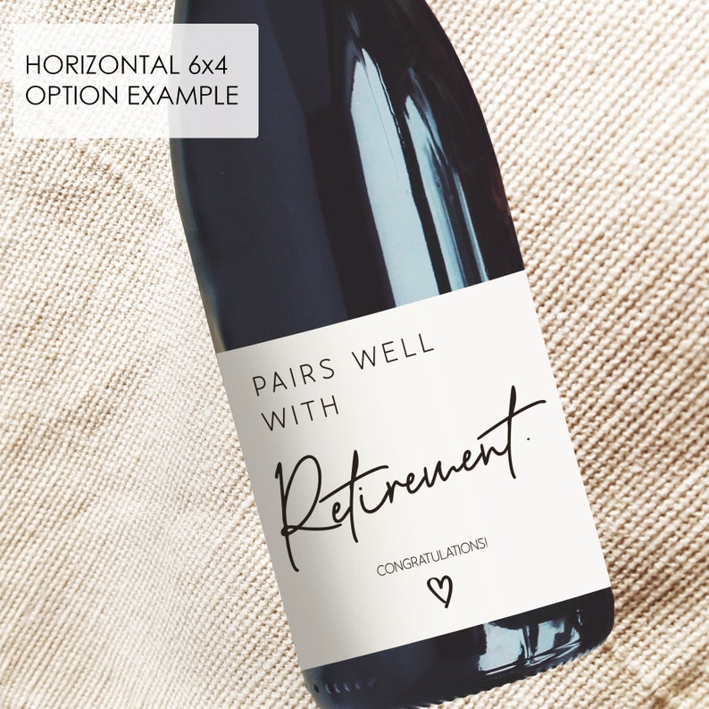 Peut inclure: Une &eacute;tiquette de bouteille de vin blanc avec du texte noir qui dit "Pairs well with Retirement. Congratulations!" avec un petit symbole de c&oelig;ur sous le texte.