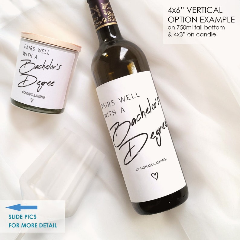K&ouml;nnte beinhalten: Eine wei&szlig;e Weinflasche mit einem schwarz-wei&szlig;en Etikett, auf dem "Pairs well with a Bachelor's Degree. Congratulations!" steht. Eine wei&szlig;e Kerze mit einem schwarz-wei&szlig;en Etikett, auf dem "Pairs well with a Bachelor's Degree. Congratulations!" steht. Ein klares Weinglas.