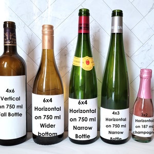 K&ouml;nnte beinhalten: F&uuml;nf Weinflaschen mit Etiketten, die verschiedene Gr&ouml;&szlig;en und Ausrichtungen f&uuml;r den Etikettendruck zeigen. Die Etiketten zeigen die Abmessungen des Etiketts, die Ausrichtung, die Flaschengr&ouml;&szlig;e und den Flaschentyp. Die Flaschen sind von links nach rechts in aufsteigender Reihenfolge angeordnet.