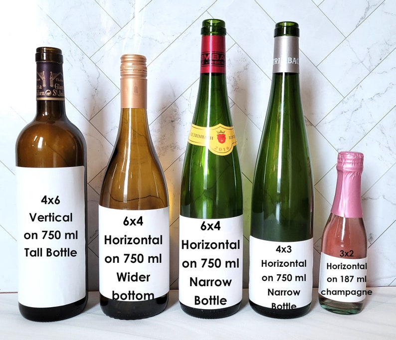 K&ouml;nnte beinhalten: F&uuml;nf Weinflaschen mit Etiketten, die verschiedene Gr&ouml;&szlig;en und Ausrichtungen f&uuml;r den Etikettendruck zeigen. Die Etiketten zeigen die Abmessungen des Etiketts, die Ausrichtung, die Flaschengr&ouml;&szlig;e und den Flaschentyp. Die Flaschen sind von links nach rechts in aufsteigender Reihenfolge angeordnet.