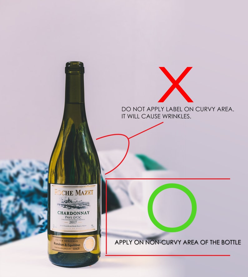 K&ouml;nnte beinhalten: Eine gr&uuml;ne Glasflasche Wein mit einem wei&szlig;en Etikett, auf dem "Roche Mazet Chardonnay Pays d'Oc 2017" steht. Das Etikett enth&auml;lt auch den Text "Cover Speciale Rondeux & Equilibre". Eine Illustration zeigt, wie man ein Etikett auf die Flasche aufbringt, wobei darauf hingewiesen wird, dass das Etikett auf einen nicht gekr&uuml;mmten Bereich der Flasche aufgebracht werden sollte, um Falten zu vermeiden.