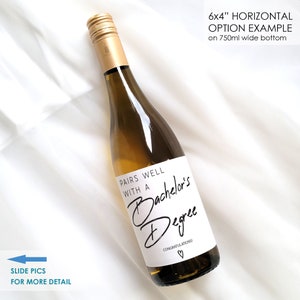 K&ouml;nnte beinhalten: Eine Flasche Wei&szlig;wein mit einem wei&szlig;en Etikett, auf dem "Pairs well with a Bachelor's Degree" und "Congratulations!" mit einem Herzsymbol steht. Das Etikett ist 15,24 cm x 10,16 cm gro&szlig; und f&uuml;r eine 750 ml breite Flasche konzipiert.