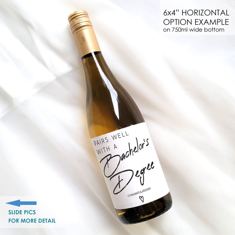 K&ouml;nnte beinhalten: Eine Flasche Wei&szlig;wein mit einem wei&szlig;en Etikett, auf dem "Pairs well with a Bachelor's Degree" und "Congratulations!" mit einem Herzsymbol steht. Das Etikett ist 15,24 cm x 10,16 cm gro&szlig; und f&uuml;r eine 750 ml breite Flasche konzipiert.