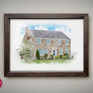Op de afbeelding: Een aquarel van een stenen huis met een witte deur en een krans. Het huis heeft een bruin dak en is omgeven door groene bomen en struiken. De lucht is blauw met witte wolken.