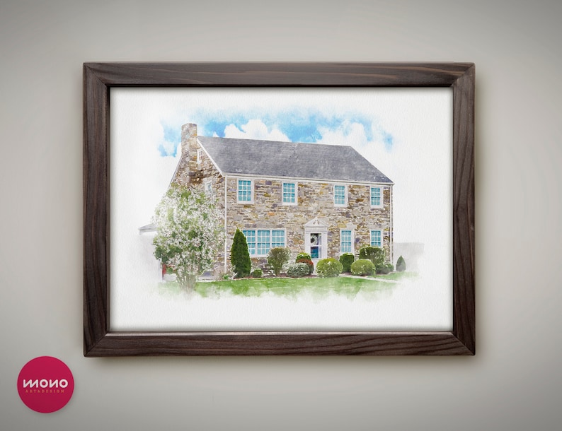 Op de afbeelding: Een aquarel van een stenen huis met een witte deur en een krans. Het huis heeft een bruin dak en is omgeven door groene bomen en struiken. De lucht is blauw met witte wolken.