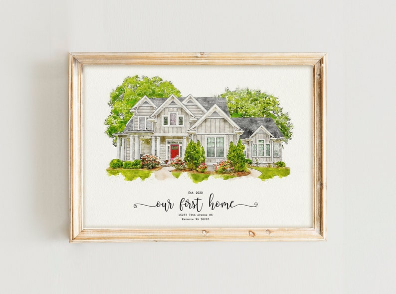 Puede incluir: Una pintura de acuarela de una casa de dos pisos con una puerta roja. La casa est&aacute; rodeada de &aacute;rboles y arbustos verdes. El texto "Est. 2020 our first home 10637 74th Avenue NE, Redmond, WA 98052" est&aacute; escrito debajo de la casa.