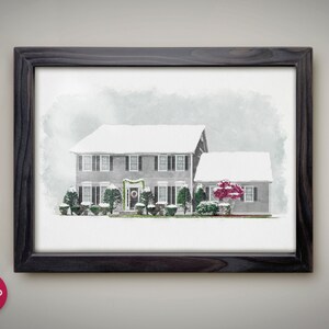 Op de afbeelding: Een aquarel van een grijs huis met witte versieringen en een met sneeuw bedekt dak. Het huis heeft een krans op de voordeur en een rode struik ervoor. Het huis is omgeven door met sneeuw bedekte struiken en bomen.