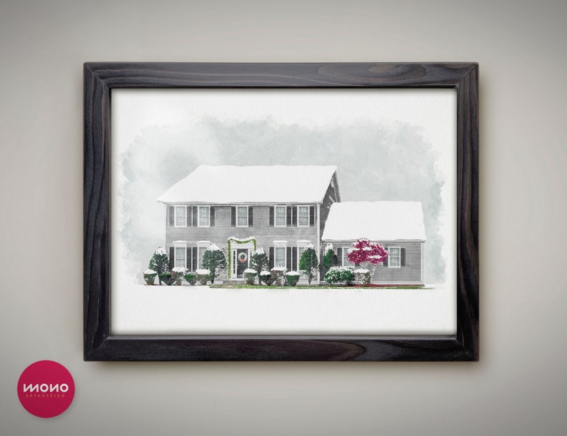 Op de afbeelding: Een aquarel van een grijs huis met witte versieringen en een met sneeuw bedekt dak. Het huis heeft een krans op de voordeur en een rode struik ervoor. Het huis is omgeven door met sneeuw bedekte struiken en bomen.