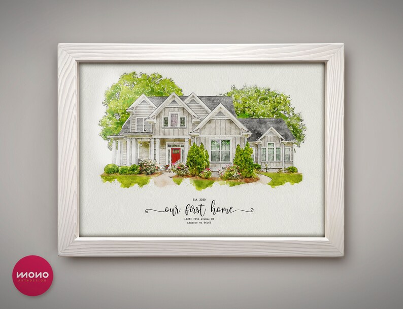 Op de afbeelding: Een aquarel schilderij van een huis met twee verdiepingen met een witte buitenkant en een rode voordeur. Het huis is omgeven door groene bomen en struiken. De tekst "Est. 2020 our first home 12377 Fake Street Somewhere, No. 12345" staat onder het huis.