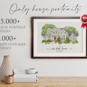Op de afbeelding: Een aquarel van een huis met een rode deur, omringd door groene bomen en struiken. Het schilderij is ingelijst in een bruin frame en heeft de tekst "ons eerste huis" onder het huis. Het schilderij hangt aan een witte muur met een vaas en andere decoratieve items op een houten tafel ervoor.