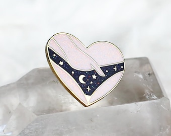 Pin's coeur plaisir céleste - paillettes rose nude et holographique - witchy - corps de la femme sorcière - amour de soi - culotte lune