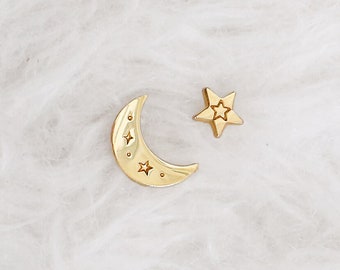 Lot de deux pin's lune et étoile gravées - mini pin's dorés - accessoire et cadeau