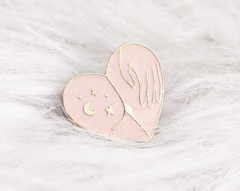 Pin's coeur et fesses céleste - paillettes rose nude - witchy - glitter pins - corps de la femme sorcière - amour - bijoux lune