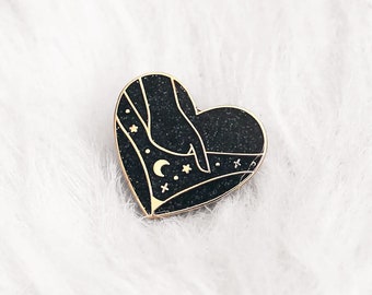 Pin's coeur plaisir féminin - paillettes noir holographique - witchy - glitter pins - corps de la femme sorcière - amour - bijoux lune