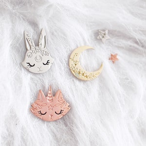 Pin's lapin broche pins métal argent enamel pin cadeau anniversaire bijoux lapin lunaire gravure fleurs édition mystique image 6