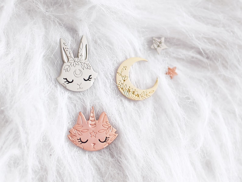 Pin's lapin broche pins métal argent enamel pin cadeau anniversaire bijoux lapin lunaire gravure fleurs édition mystique image 6