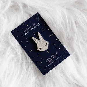 Pin's lapin broche pins métal argent enamel pin cadeau anniversaire bijoux lapin lunaire gravure fleurs édition mystique image 2