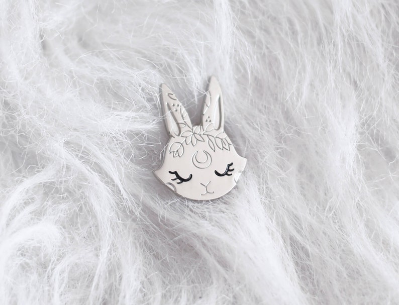 Pin's lapin broche pins métal argent enamel pin cadeau anniversaire bijoux lapin lunaire gravure fleurs édition mystique image 1