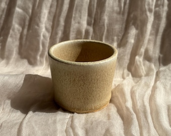 Creme Keramik Espressotasse, 50ml Becher, Beige Keramikbecher, handgemachte Tonbecher, einzigartiges britisches Geschenk, Espressokaffeeliebhaber, Keramikschüsse