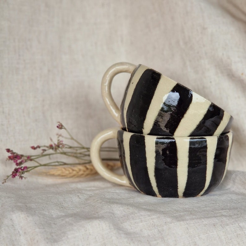 NEUER Streifenbecher, schwarz glasierte Tasse, handgemachter Cappuccinobecher, 300ml Lattebecher, einzigartiges britisches Geschenk, Teekaffeeliebhaber, Strandlandschaftskeramik Bild 2