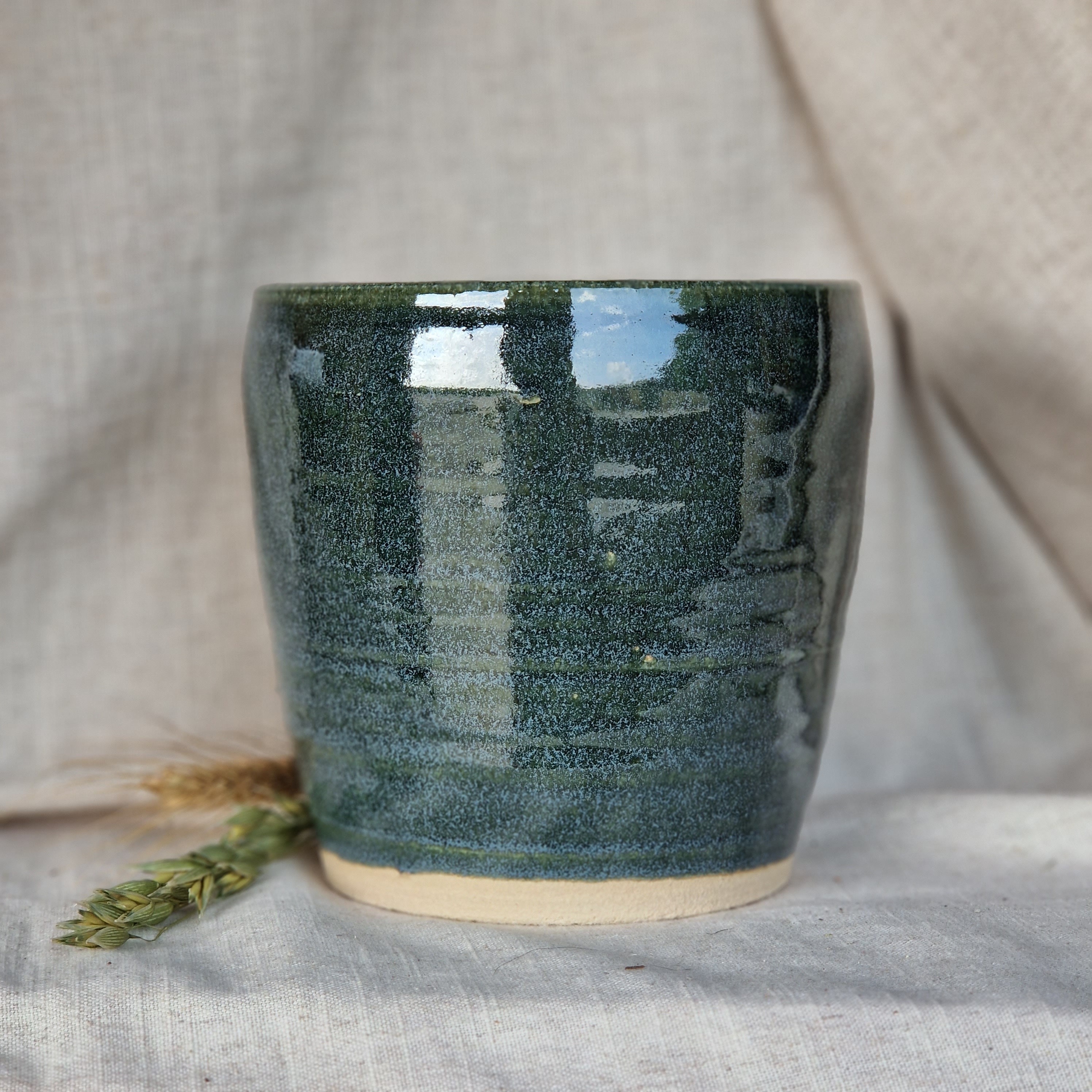 Handgefertigter blättriger Keramik-Blumentopf in Grün- und Rosatönen –  Grüne Wurzeln
