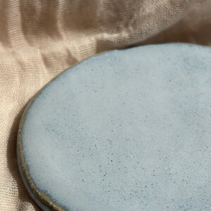 Sky Blue Set of coasters, handmade ceramic coaster, circle drink coasters, tea place matt, modern kitchen homeware, unique boho dining 画像 2